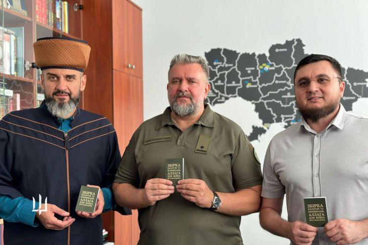 <p>Süleyman ise bugün Ukrayna ordusu saflarında Kırım Tatarları da dahil olmak üzere çok sayıda Müslüman asker bulunduğu için böyle bir dua kitabının önemine dikkat çekti: "Allah'a dua etmek, ülkesini düşmana karşı savunan bir askerin manevi hayatının ayrılmaz bir parçasıdır. </p>