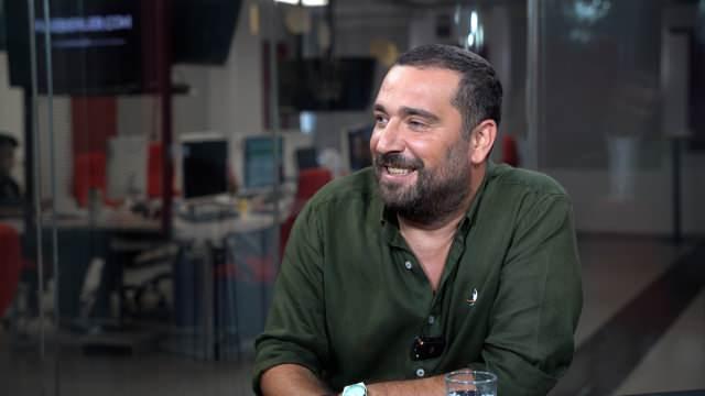 <p><span style="color:#FF0000"><strong>"T&Uuml;FEĞİN NAMLUSU G&Ouml;Z&Uuml;M PAR&Ccedil;ALAYIP KAFATASINDAN &Ccedil;IKTI"</strong></span></p>

<p><span style="color:#000000"><strong>Bir s&uuml;redir g&ouml;zlerden uzak kalan &uuml;nl&uuml; şarkıcı, hem meslek hayatı hem de &ouml;zel yaşantısı hakkında merak edilenleri anlattı. &Ouml;zellikle askerde yaşadığı korkun&ccedil; kazanın detaylarını ilk kez paylaşan &uuml;nl&uuml; sanat&ccedil;ı, ş&ouml;yle konuştu:</strong></span></p>

<p><span style="color:#000000"><strong>"Askerde bir arkadaşımın hatası y&uuml;z&uuml;nden t&uuml;feğin namlusu g&ouml;z&uuml;m&uuml;n i&ccedil;ini parampar&ccedil;a etti. 'T&uuml;fek as' emrini aldıktan sonra bir dirsek temas mesafesi vardır. T&uuml;feği omzuna atarken kayışı aşağı doğru gergin şekilde tutarsın ve t&uuml;fek omzuna d&uuml;z gelir. Ama kayışı aşağıdan tutarsan t&uuml;fek savrulur.</strong></span></p>
