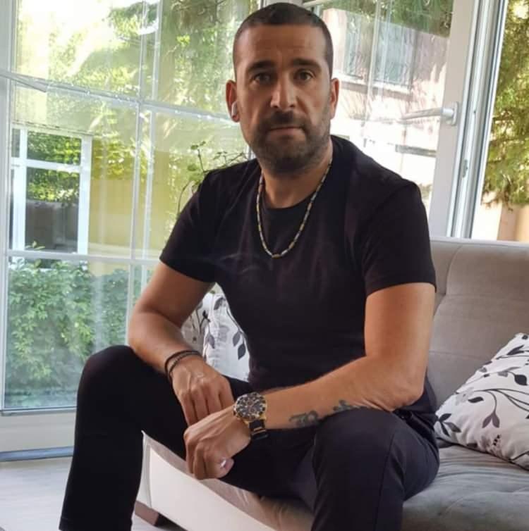 <p><span style="color:#000000"><strong>"Kazadan sonra aradığım ilk isim Metin Şent&uuml;rk oldu." diyen &uuml;nl&uuml; sanat&ccedil;ı, "Onu arayıp ben bir g&ouml;z&uuml;m&uuml; kaybettim diye g&uuml;lmeye başladım. O dakikadan sonra olan olmuş diyerek kendimle barıştım bu işi espriye vurmaya başladım." ifadelerini kullandı.</strong></span></p>
