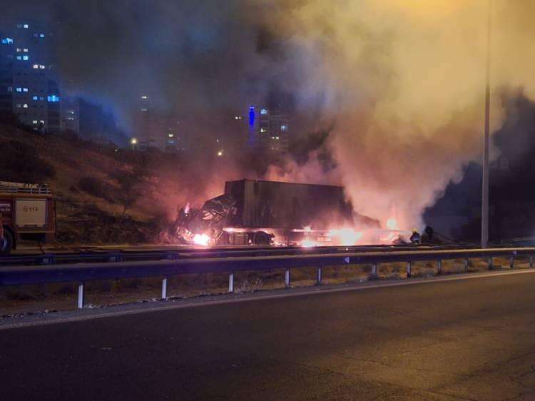 <p>Sürücü R.T. kendini araçtan atarak yardım istedi. Olay yerine Mersin Büyükşehir Belediyesi İtfaiye ekipleri, ambulans ve polis ekipleri sevk edildi. Alev alev yanan tırlar yaklaşık 1 saat süren çalışma sonucu söndürülebildi.</p>
