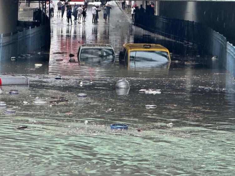 <p>Meteorolojinin uyarılarının ardından İstanbul’un kuzeyinde etkili olan şiddetli yağış hava trafiğini olumsuz etkiliyor. </p>

<p> </p>
