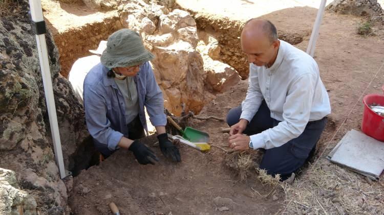 <p>Çanakkale'nin Çan ilçesine bağlı Bahadırlı köyü sınırları içerisindeki 2017 yılından bu yana devam eden İnkaya Mağarası kazı çalışmalarında bu yıl geçmiş yıllarda tarihlendirme yapılan 86 bin yıllık yaşam izleri bulunan bölgede ilk kazı çalışması gerçekleştirildi.</p>
