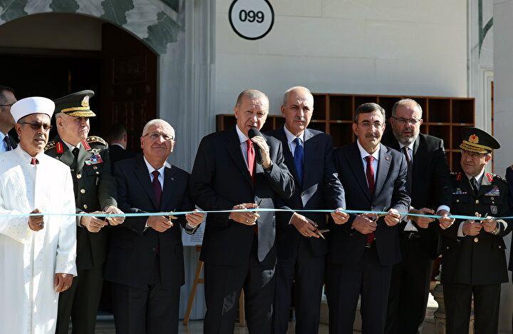 <p>Kara Harp Okulu camii dualar eşliğinde açıldı. Cumhurbaşkanı Erdoğan'a; TBMM Başkanı Numan Kurtulmuş, Cumhurbaşkanı Yardımcısı Cevdet Yılmaz, Milli Savunma Bakanı Yaşar Güler, Genelkurmay Başkanı Orgeneral Metin Gürak, Kara Kuvvetleri Komutanı Orgeneral Selçuk Bayraktaroğlu ve MSÜ Rektörü Prof. Dr. Erhan Afyoncu eşlik etti.</p>
