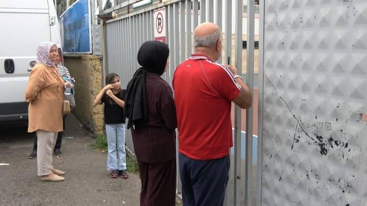 <p>Trafik denetimine takıldığını anlatan bir aday ile yakınının otomobiliyle sınava gelen bir başka aday da saat 10.00'dan sonra sınava geldiği için okul bahçesine alınmadı.</p>

<p> </p>
