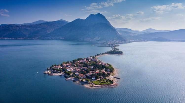 <p>Eğirdir G&ouml;l&uuml;'n&uuml;n bu hale gelmesinin, ortalama su seviyesinin 16 metreden 3 metreye kadar d&uuml;şmesinin nedenlerinden birinin g&ouml;lden kontrols&uuml;z, aşırı su alımı olduğunu kaydeden Dr. Kesici, <em><strong>"Y&uuml;zeysel sondajlarla su alışları var. Bir motor vasıtasıyla su &ccedil;ekilmekte. G&ouml;l&uuml;n gidişatının ne kadar k&ouml;t&uuml; olduğunu, kuruduğunu ve kontrols&uuml;z sulamaların ne kadar tehlikeli olduğunu g&ouml;ldeki &ccedil;ekilmeyle yaşamaktayız.&nbsp;</strong></em></p>
