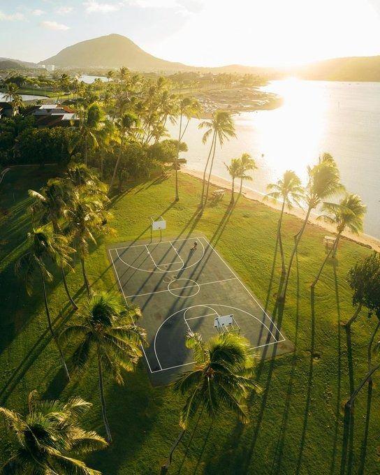 <p>Hawaii Oahu'daki basketbol sahası</p>