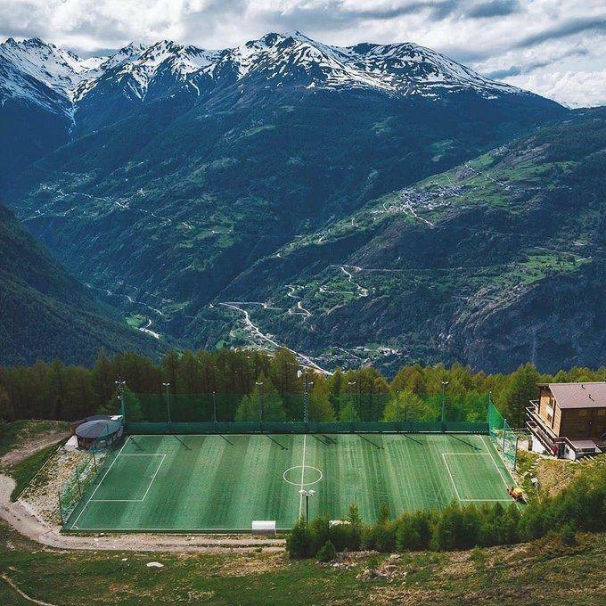 <p> Ottmar Hitzfeld Arena, İsviçre</p>
<p>İsviçre Alpleri ile çevrili ve deniz seviyesinden 2000 metre (6.600 ft) yüksekliğe konumlanan bu stadyum, Avrupa'nın en yüksek futbol sahası unvanını taşıyor.</p>