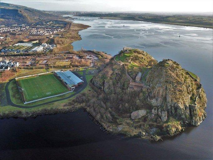 <p>Çoğunlukla "The Rock" (Kaya) olarak anılan İskoçya'daki Dumbarton Futbol Stadyumu</p>