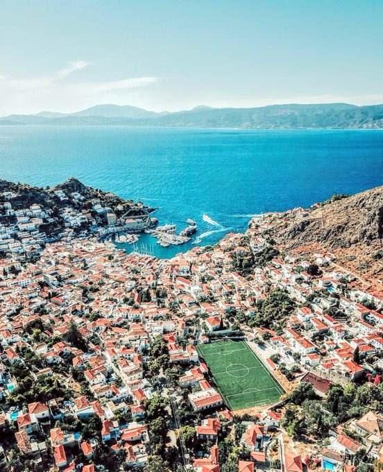 <p>Yunanistan'ın Hydra adasında deniz kenarında yer alan futbol sahası</p>