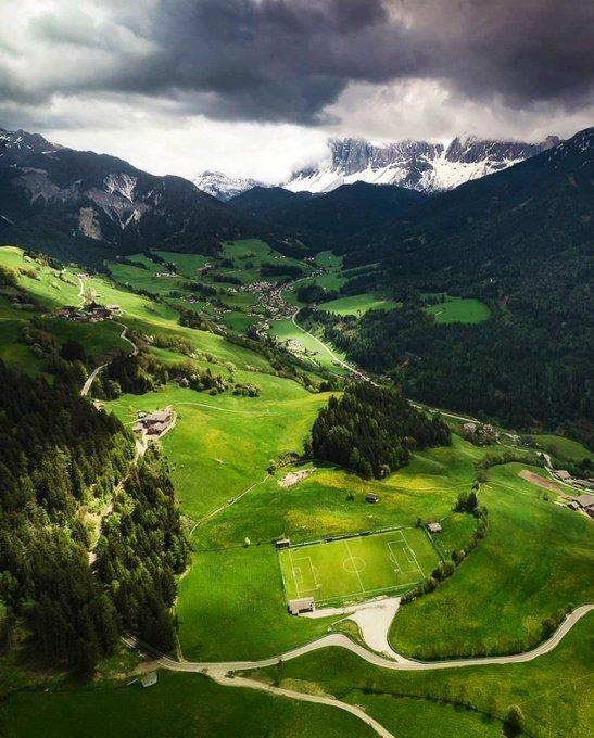 <p>İtalya Dolomitler’deki futbol sahası</p>