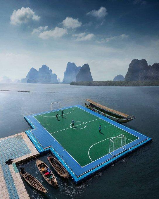 <p>Tayland Ko Panyi'deki yüzen futbol sahası</p>
