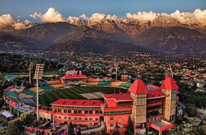 <p> Tayland Ko Panyi'deki yüzen futbol sahası</p>