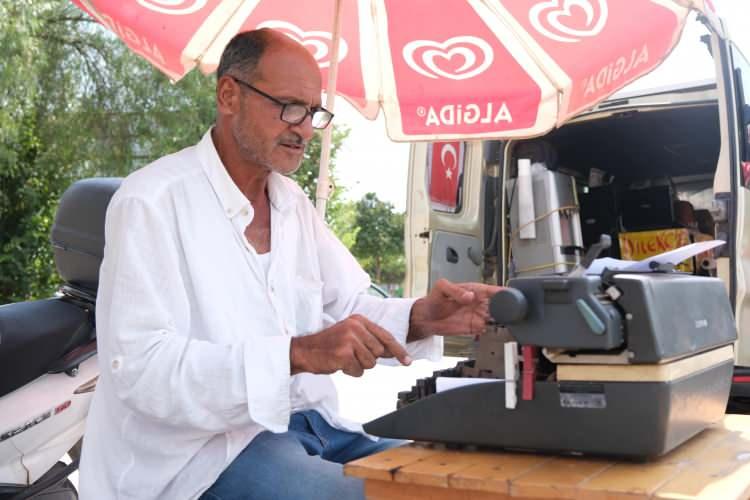 <p>Birçok yerde antika olarak vitrinlere konan daktilo, Adana Adalet Sarayı önünde bazı vatandaşların geçim kaynağı oluyor.</p>