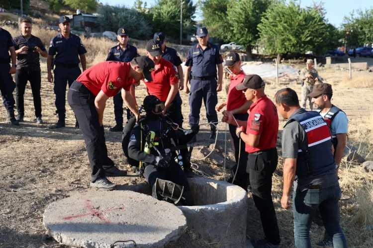 <p> Aselsan tarafından üretilen yer altı görüntülüme cihazıyla yaklaşık 2 saat süren aramalarda, Narin'e ait bir emareye rastlanmadı.</p>

<p> </p>
