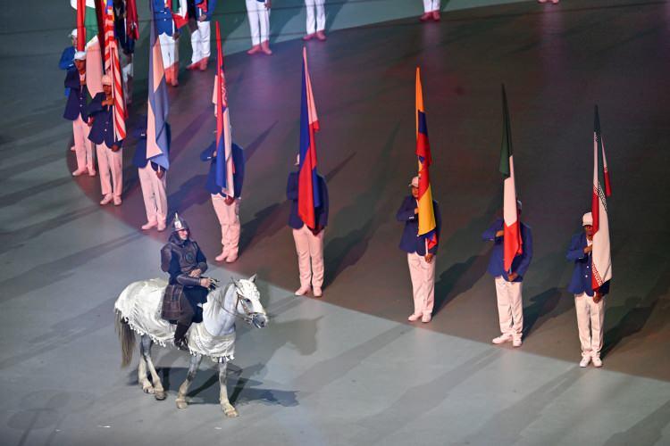 <p>Geleneksel sporların kurumsallaşması kadar dilde, fikirde ve işte birlik açılımlarını da önemsediklerini belirten Erdoğan, "Bu açıdan Türk Devletleri Teşkilatı’nın ortak tarih ve köklü kültürlere dayanan bir kardeşlik çatısı altında, güçlü bağlarla geleceğe yürümesi hepimiz için ümit veriyor. Bu teşkilat, Türk dünyasının küresel düzeyde sesini daha da yükseltmekte ve ortak değerleri yaşatmaya devam etmektedir." dedi.</p>
