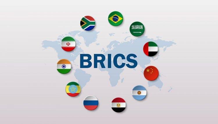 <p>Ağustos 2023'te Johannesburg'da düzenlenen, adını Brezilya, Rusya, Hindistan, Çin ve Güney Afrika'nın baş harflerinden alan BRICS Zirvesi'nde Mısır, Etiyopya, İran, Suudi Arabistan, Birleşik Arap Emirlikleri (BAE) ve Arjantin'in pakta katılmasına onay verilmişti.</p>
