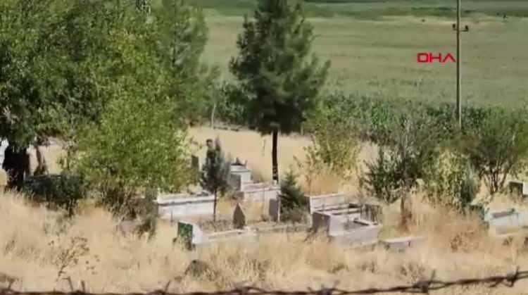 <p>&Ouml;te yandan Narin2i arama &ccedil;alışmalarında 15'inci g&uuml;ne girilirken;&nbsp;Narin i&ccedil;in mahalle mezarlığında &ouml;zellikle yeni mezarlarda yeraltı g&ouml;r&uuml;nt&uuml;leme cihazı ile soruşturma savcısı eşliğinde arama &ccedil;alışması yapılıyor.</p>
