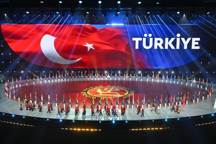 <p>Organizasyonun sadece geleneksel sporların bir araya geldiği bir "arena" değil aynı zamanda ortak kültürel mirası yaşatma ve geleceğe taşıma konusunda kararlı olunduğunu tüm dünyaya gösteren bir buluşma olduğunu vurgulayan Erdoğan, "Biliyoruz ki anavatanım Türkiye ve Kazakistan arasındaki dostluk ve kardeşlik, ortak tarihimizden ve değerlerimizden beslenen köklü bir bağdır. Yine dost ve kardeş ülkelerin Dünya Göçebe Oyunları’nda göstermiş olduğu dayanışma ruhu, dünyanın bugün her zamankinden daha fazla ihtiyaç duyduğu muhabbet bağlarını güçlendirmektedir. Bugün burada, bu bağın bir kez daha güçlendiğini görmek bizler için büyük bir onurdur." ifadelerini kullandı.</p>
