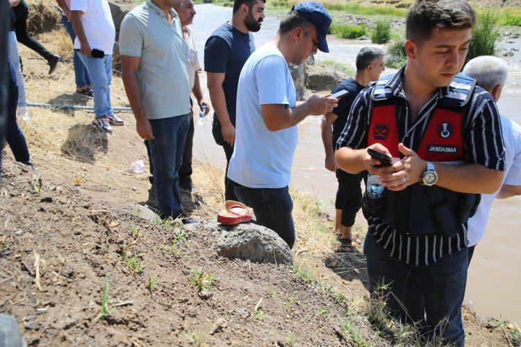 <p>Narin'in son görüldüğü andan 15 dakika sonra köyden ayrıldığı ve telefonunun 1 saat boyunca kapalı olduğuyla ilgili savunma yapan amca Güran, <strong><em>"Tarlaların yanında olduğum süreçte telefonum çekmiyordu" savunması yaptı. Salim Güran, telefonundaki Whatsapp mesajları ve görüşmelerini neden sildiği sorusuna da "Kardeşim Arif'in mermileri yakalandığında arayıp 'tanıdık yok mu' diye sordum. Bu sebeple o tarihte tüm kayıtlarını sildim" </em></strong>ifadelerini kullandı.</p>

<p> </p>
