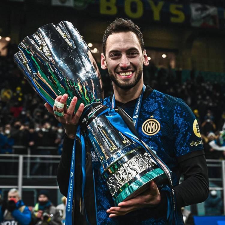 <p>Inter forması giyen Hakan Çalhanoğlu, en iyi futbolcuya verilecek bu önemli ödülün aday listesinde yer aldı. Milli futbolcu ile birlikte Ballon d'Or'a aday gösterilen diğer isimler şöyle:</p>
