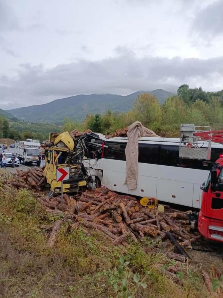 <p>Olay yerinde incelemede bulunan Zonguldak Valisi Osman Hacıbektaşoğlu, "Gökçebey Yenice yolunda elim bir kaza haberi aldık. Otobüste 21 yolcu 3 mürettebat toplam 24 kişi var. Bartın Erzurum seferini yapan bir otobüs. Şu anda bütün yaralılar az önce en son sıkışan iki yolcu tahliye edildi. Çok şükür sağlık durumları iyi. Yolcu otobüsü ile tomruk yüklü kamyonun kafa kafaya çarpışması sonucu kaza meydana geldi. Otobüs şoförü ve kamyon şoförü hayatlarını kaybettiler. Allah rahmet eylesin. En son çıkartılan 23 kişi şu anda tahliye edildi. Üçünün durumu ağır diğerlerinin durumu iyi. Onları da takip ediyoruz. Şu anda 2 vatandaşımız biri otobüs şoförü biri de kamyon şoförü hayatını kaybetti. Diğer yaralılarımızın durumunu takip ediyoruz. Ekiplerimiz kaza anından itibaren yaralıları kurtarmaya, sıkışanları kurtarmaya tahliye etmeye çalışıyor. Bütün yaralılar, sıkışanlar tahliye edildi. Her iki şoför de sıkışmış ve hayatlarını kaybetmiş. Onları da ekiplerimiz çıkartmaya çalışıyor. Büyük geçmiş olsun. Bir şerit ihlali var. Ama bunu bilemiyoruz. Araştıracaklar. Bunu kesin ortaya koyacaklar. Şu anda hava yağışlı, şerit ihlali sollamadan mı, kaymadan mı kaynaklı bilmiyoruz. Tamamen soruşturmayla ortaya çıkacak" dedi.</p>
