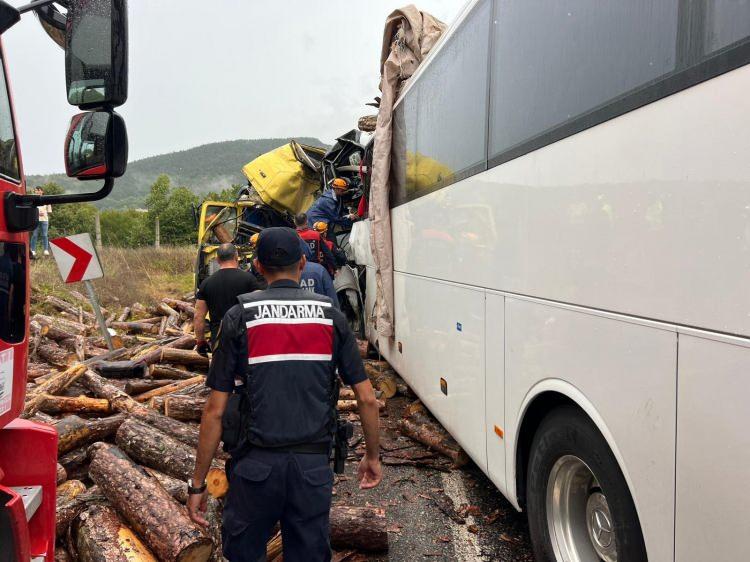 <p><strong>Son dakika:</strong> Bartın'dan Trabzon'a giden yolcu otobüsü, Zonguldak'ın Gökçebey ilçesinde tomruk yüklü kamyonla çarpıştı, kazada 2 kişi hayatını kaybederken, 21 kişi de yaralandı.</p>
