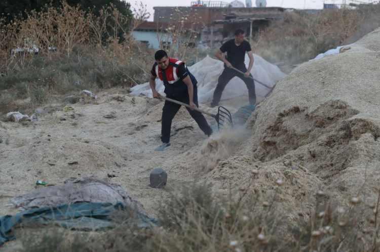 <p>ÖZEL EKİP ARIYOR</p>

<p>Narin Güran'ı arama çalışmaları kapsamında Diyarbakır'daki özel ekiple, Ankara'dan gelen özel ekip, koordineli bir şekilde çalışma yürüttü. Ekip, mahallenin içinde ve çevresinde çalışmalarını sürdürüyor.</p>
