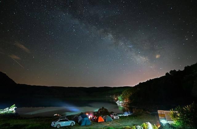 <p>Her yıl yerli ve yabancı turistin ziyaret ettiği Nemrut Krater Gölü'ndeki perseid meteor yağmurunu anlık olarak çekmek isteyenler günlerce tetikte bekliyorlar.</p>
