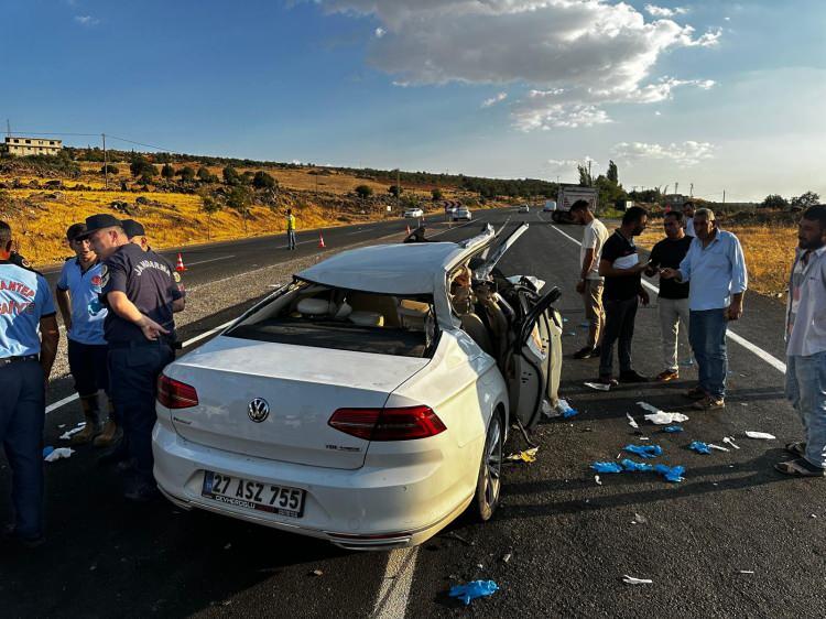 <p>Gaziantep yönüne ilerleyen ve sürücüsü öğrenilemeyen 27 ASJ 755 plakalı otomobil, kontrolden çıkarak aynı yönde ilerleyen Ömer Çelik yönetimindeki 02 AEP 552 plakalı kamyonun altına girdi.</p>
