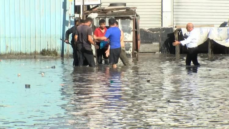 <p>İstanbul Anadolu Yakası'nda aniden bastıran yağmur hayatı felç etti.</p>
