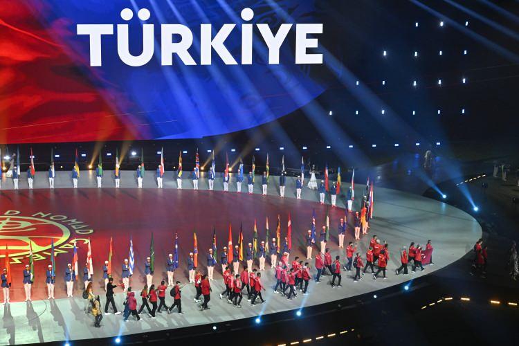 <p>Ülkenin yakın zamanda sel felaketi yaşadığına değinen Erdoğan, şunları söyledi: "Kazakistan, büyük bir sel felaketi yaşamış olmasına rağmen, bu zorluğun üstesinden gelmiş ve bu oyunların başarıyla düzenlenmesi için büyük çaba göstermiştir. Astana'nın bu organizasyona verdiği önem ve gösterdiği özveri, sadece Kazak halkının gücünü ve direncini değil aynı zamanda geleneklerimize derin bağlılığı da yansıtmaktadır. Kazakistan Cumhurbaşkanı Tokayev başta olmak üzere, bu organizasyonun gerçekleşmesinde emeği geçen herkese gönülden teşekkür ediyorum."</p>
