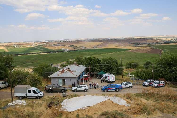 <p>ı. Narin'in muhtar olan amcası Salim Güran'ın aracında küçük kıza ait DNA örneğine rastlandı. Amca Salim Güran'ın, Narin'in son görüldüğü andan 15 dakika sonra köyden ayrıldığı ve telefonunun 1 saat boyunca kapalı olduğu iddiası da kafaları karıştırdı. Amcanın telefonunda yapılan incelemede, telefondaki WhatsApp yazışma ve görüşmelerinin tamamının silindiği ortaya çıktı.</p>
