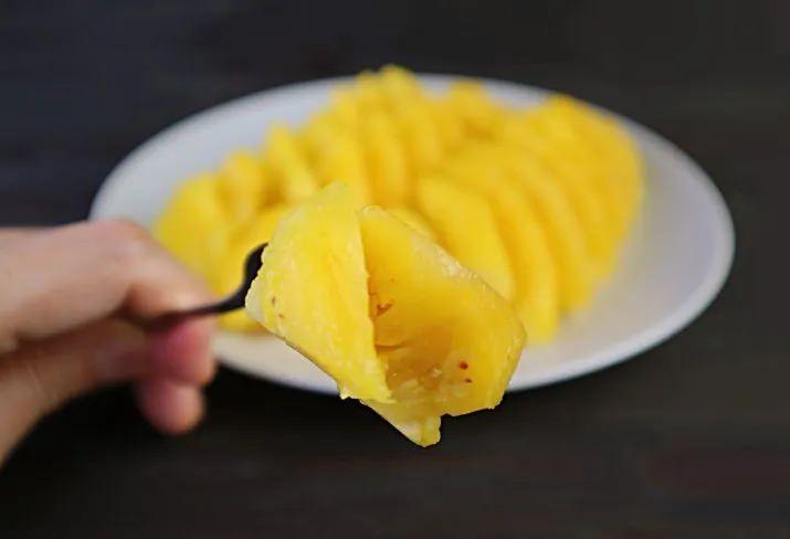 <p>Bromelain Nedir ve Ne İşe Yarar?</p>

<p>Bromelain, proteinleri parçalayabilen bir enzim türüdür ve ananasın tadına lezzet katarken, ağzımızda bazı hassas tepkilere yol açabilir. Bu enzim, ağzımızdaki koruyucu protein tabakasını parçalayarak asidin daha fazla hissedilmesine neden olur, bu da kaşıntı ve karıncalanma gibi etkiler yaratır.</p>
