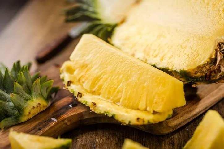<p>Yani ananas yerken yaşadığınız bu his, aslında bromelainin proteini parçalama etkisinden kaynaklanıyor! Ancak korkmanıza gerek yok, bu durum genellikle zararsızdır ve ananasın sağlık açısından faydaları bu küçük rahatsızlığı unutturacak kadar büyük.</p>
<p> </p>