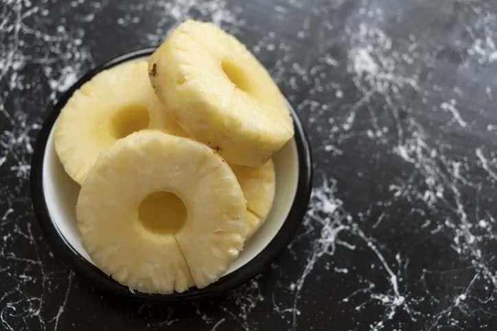 <p>Bir sosyal medya kullanıcısı esprili bir dille, "Teknik olarak ananas yerken, o da seni aynı anda yiyor," diye paylaşmış. Bu bilgi, pek çok ananas severi şaşkına çevirmiş durumda.</p>

