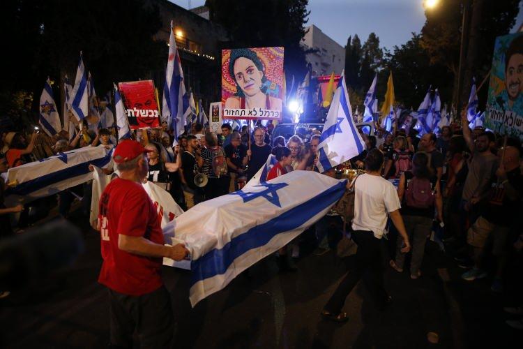 <p><span style="color:#B22222"><strong>H&Uuml;K&Uuml;METE KARŞILAR</strong></span></p>

<p>&nbsp;</p>

<p>Ellerinde İsrail bayrakları bulunan protestocular, Başbakan Netanyahu ve h&uuml;k&uuml;metindeki siyaset&ccedil;iler aleyhinde pankart, afiş ve d&ouml;vizler taşıdı.</p>
