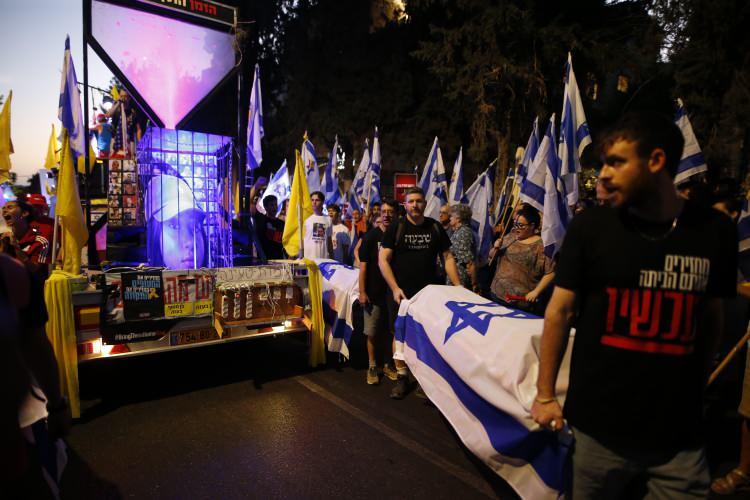 <p><span style="color:#B22222"><strong>POLİS VE PROTESTOCULAR KARŞI KARŞIYA</strong></span></p>

<p><strong>​</strong></p>

<p>İsrail polisi, &ccedil;evrede &ccedil;ok sayıda birlikle, demir bariyerlerin arkasında konuşlandı. İsrail polisi ile bariyerleri aşmak isteyen g&ouml;stericiler arasında arbede yaşandı.</p>
