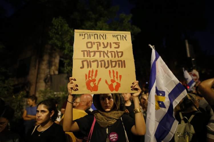 <p>Batı Kudüs'teki Başbakan Binyamin Netanyahu rezidansı önünde toplanan İsrailliler, Gazze'de ateşkes anlaşmasını imzalamayan Başbakan Binyamin Netanyahu'yu ve hükümetini protesto etti. </p>
