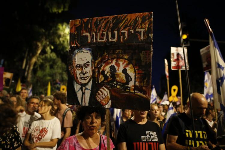 <p><span style="color:#B22222"><strong>'HEPSİ HEMEN EVE'</strong></span></p>

<p>&nbsp;</p>

<p>İsrailli esirle<strong>​</strong>rin bir an &ouml;nce evlerine d&ouml;nmesi &ccedil;ağrısı yaparak davul ve d&uuml;d&uuml;k &ccedil;alan protestocular, "Hepsi hemen eve", "Yardım" yazılı d&ouml;vizler taşıdı. G&ouml;stericiler, "(Netanyahu) Bibi esirleri serbest bırak", "Sen baştasın, sen su&ccedil;lusun" şeklinde sloganlar attı.</p>
