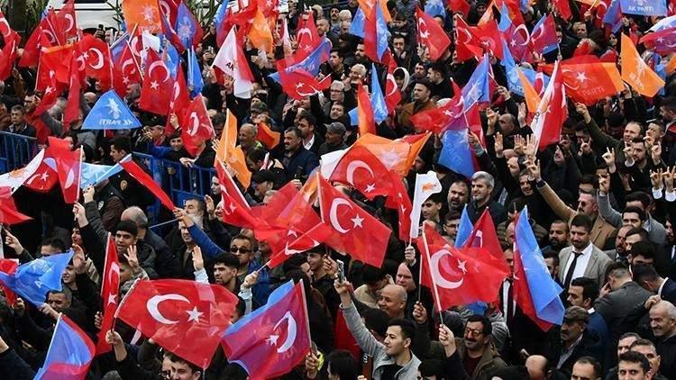 <p>Kararsızların da oyları dağıtıldığında AK Parti'nin oyu yüzde 33'e kadar yükseldi.</p>
