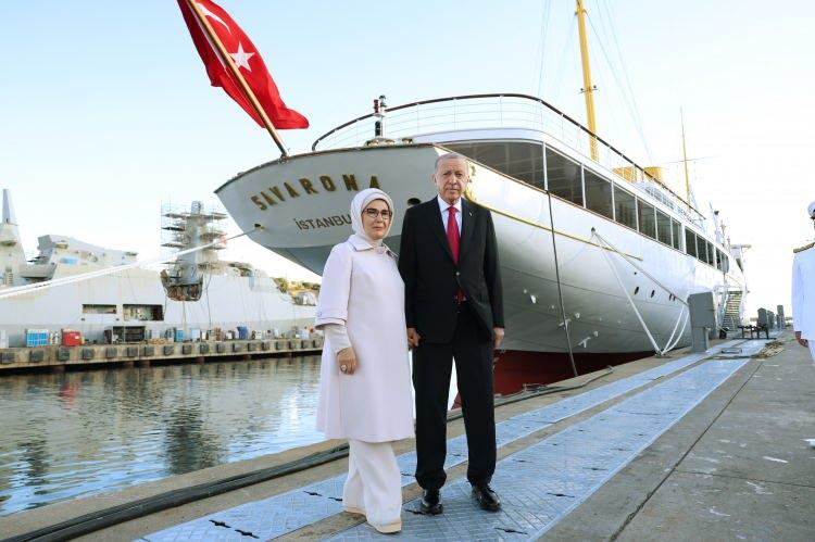 <p>Cumhurbaşkanı Recep Tayyip Erdoğan, 9 ay süren kapsamlı bakım, onarım ve tadilat sonucunda aslına sadık kalınarak modernize edilen Cumhuriyet'in kurucusu Gazi Mustafa Kemal Atatürk’ün manevi mirası Savarona yatını inceledi.</p>
