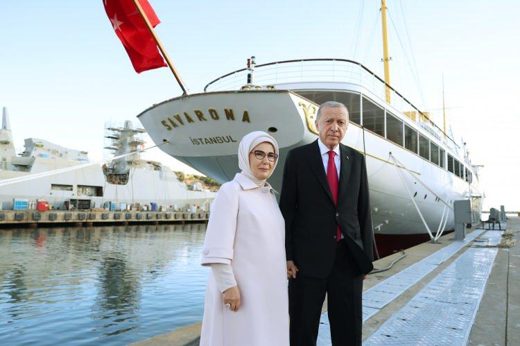 <p>Tüm yenileme sürecini yakından takip eden Cumhurbaşkanı Erdoğan, eşi Emine Erdoğan ile tadilat sonucunu görmek için Savarona’yı ziyaret etti.</p>
