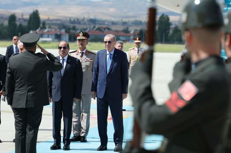 <p>Yıllar sonra Türkiye ve Mısır arasındaki Yüksek Düzeyli Stratejik İşbirliği Konseyi ilk kez toplanacak, ziyarette birçok ticari anlaşmanın imzalanması bekleniyor.</p>

<p> </p>
