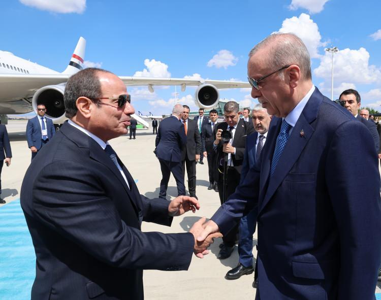 <p>AP: İKİ BÖLGESEL GÜÇ<br />
Bir diğer uluslararası ajans Associated Press (AP) ise, 'Mısır lideri Sisi ilişkilerde buzlar çözülürken Türkiye'ye ilk ziyaretini yapıyor' başlığıyla sunduğu haberde Ankara ve Kahire'yi iki bölgesel güç olarak niteledi, Erdoğan ve konuğunun ikili ilişkilerin yanı sıra Gazze Şeridi'ndeki işgal ve Orta Doğu'daki gerilimi de ele alacaklarını yazdı.</p>
<p>Türkiye ve Mısır'ın aralarındaki ticareti üç kat artırarak 15 milyar dolara çıkarmayı hedeflediğini kaydeden AP, yerel medyaya atıfta bulunarak Sisi'nin Ankara'ya kalabalık bir işadamı grubuyla geleceğini aktardı.</p>