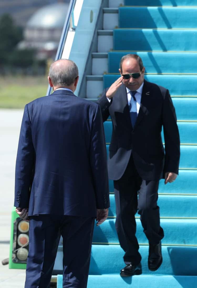 <p><span style="color:#B22222"><strong>TIMES OF ISRAEL: GAZZE'Yİ DE GÖRÜŞECEKLER</strong></span></p>
<p><br />
İsrail basınından Times of Israel, 'Sisi 12 yılda ilk kez Türkiye'ye gidiyor, Gazze de masada' başlıklı haberinde Mısır liderinin bölgesel güçler arasında uzun süredir donmuş ilişkilerin ısındığı bir sırada Ankara'yı ziyaret ettiğini yazdı.</p>
<p>Yediot Ahronot da tıpkı Times of Israel gibi Gazze Şeridi'ndeki savaş ve katliamın görüşüleceğini vurguladı, Ankara ve Kahire'ye devlet başkanı seviyesinde yapılan ziyaretlerin iki başkent arasında 10 yıldır ciddi şekilde gergin ilişkilerin yeniden inşası için büyük bir adım olduğunu kaydetti.</p>