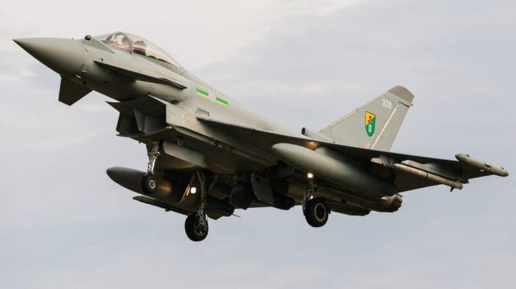 <p><strong>10. Eurofighter Typhoon</strong></p>
<p>Adından da anlaşılacağı gibi, Eurofighter Typhoon ortak bir Avrupa savaş uçağı olarak tasarlanmıştır. Etkileyici bir performans ve gelişmiş teknolojiye sahiptir. Ancak, Avrupa dışından çok fazla ilgi görmüştür ve şu anda Birleşik Krallık , Almanya , İtalya , Katar ve Suudi Arabistan dahil olmak üzere kıtadaki ve Orta Doğu'daki en güçlü hava kuvvetlerinden bazıları tarafından kullanılmaktadır</p>
