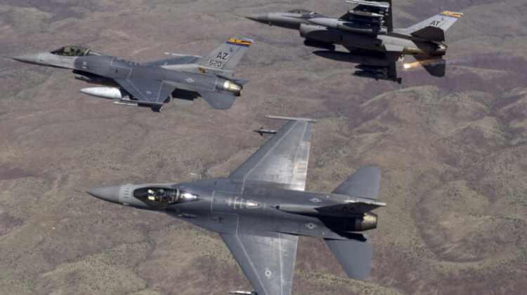 <p><strong>8. Boeing F-15EX Eagle II</strong></p>
<p>Boeing F-15 Eagle , ilk 4. nesil savaş uçaklarından biriydi. Bazen bu jetin 2024'te 52. yaş gününü kutladığına inanmak zor. Ancak, hala güçlü bir savaş makinesi olmaya devam ediyor. 100'den fazla hava-hava öldürmesi yapan ve hava-hava kaybı yaşamayan dünyadaki tek savaş uçağıdır. Ayrıca, en gelişmiş teknolojilere sahip yeni varyantlarıyla sürekli olarak yükseltildi.</p>