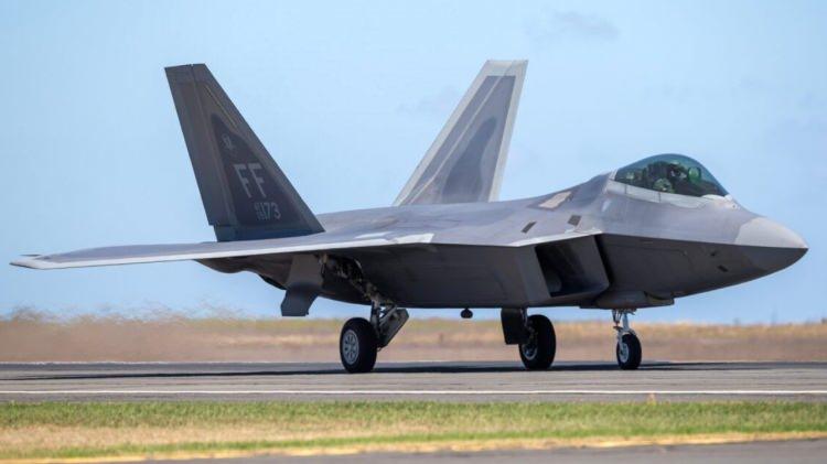 <p><strong>5. Sukhoi Su-57</strong></p>
<p>Sukhoi Su-57 Felon, Rusya'nın ilk gizli uçağıdır. Ancak, çok sayıda sorun ve gecikme nedeniyle gelişimi yavaşladı ve başlangıçta yıllar önce operasyonel hale getirilmesi planlansa da, yalnızca küçük miktarlarda mevcuttur.</p>