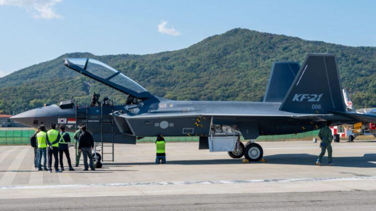 <p><strong>4. KAI KF-21 Boramae</strong></p>
<p>Güney Kore'nin Endonezya ortaklığıyla ürettiği KAI KF-21 Boramae, Kore havacılık endüstrisinde önemli bir sıçramayı temsil ediyor. Bu jet, gizlilik özellikleri, gelişmiş bir AESA radar sistemi ve F-35'e dayalı bazı teknolojileri bünyesinde barındırıyor ve onu 4.5 ile 5. nesil bir savaş uçağı arasına yerleştiriyor.</p>