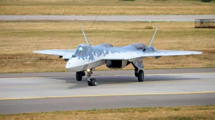 <p><strong>3. Lockheed Martin F-22 Raptor</strong></p>
<p>F-22, hizmete giren ilk 5. nesil savaş uçağı ve gizlilik özelliklerini içeren ilk savaş uçağıdır. İtiş vektörleme motorları ve gelişmiş silah sistemleri, ona yakın mesafeli hava muharebesinde bir avantaj sağlar ve ayrıca görsel ötesi menzil için güçlü sensörlere sahiptir.</p>